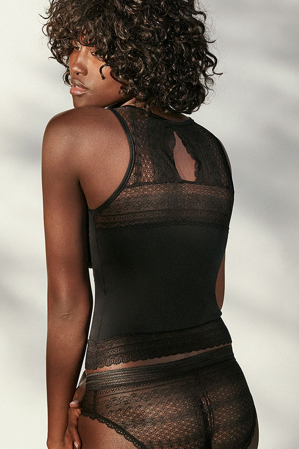 Top spalla larga in pizzo della collezione romance Ysabel Mora.