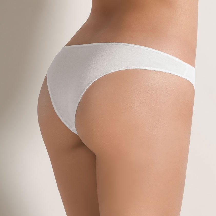 Slip donna COTONELLA, qualità eccellente con tessuti naturali, modello brasiliana con bordi intrecciati, poco visibili e molto comodi, modello basic disponibili tre colori, prezzo riferito per la confezione da 3 pezzi