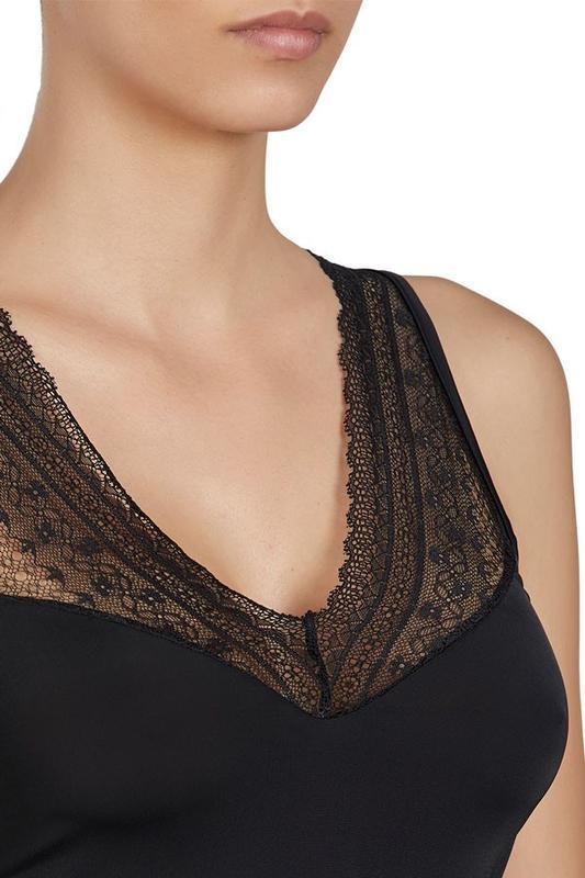 Top spalla larga in pizzo della collezione romance Ysabel Mora.