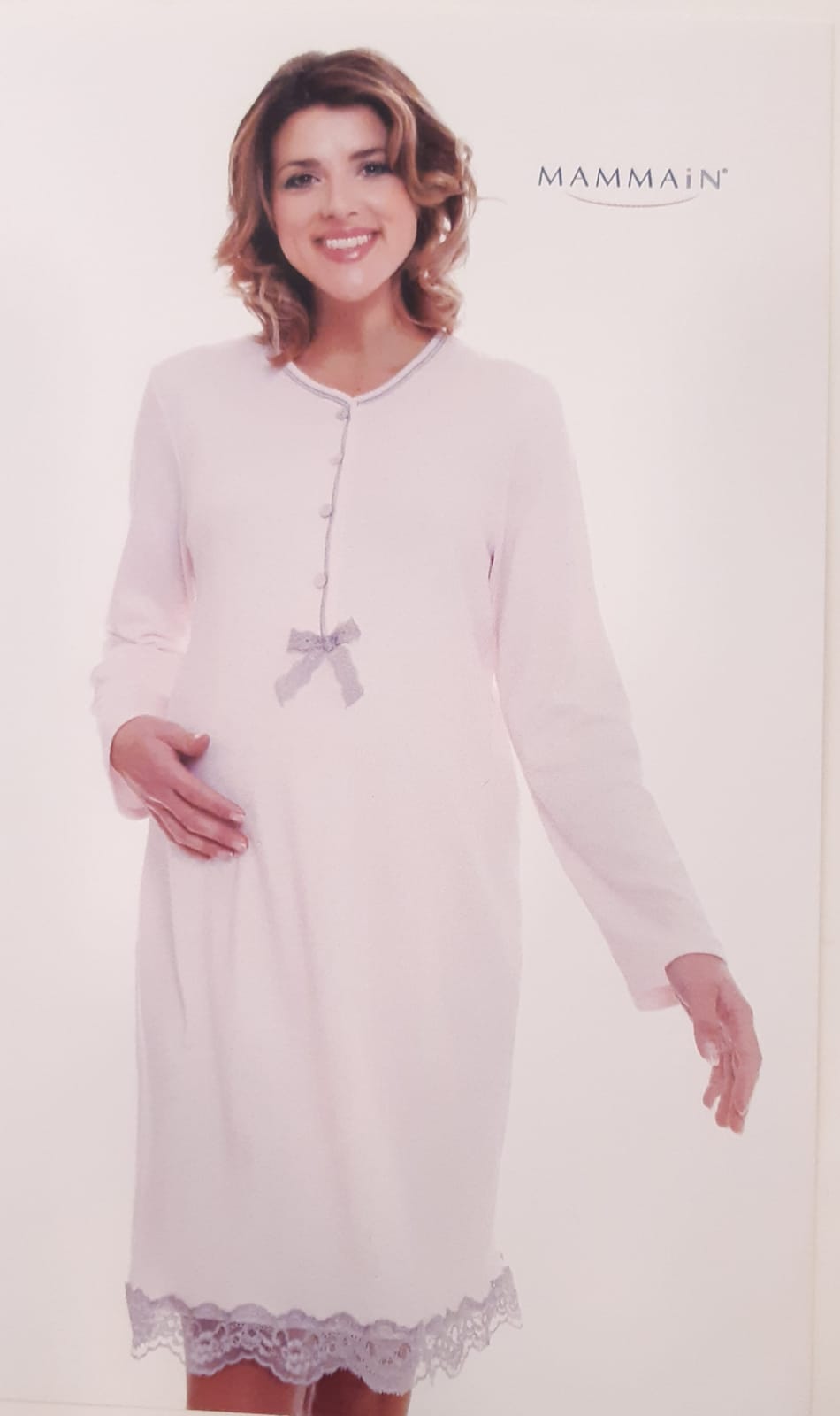 Camicia da notte MAMMAIN gestante in caldo cotone con 4 bottoni, un prodotto di alta qualità e forme prettamente giovanili, per una mamma giovane che rispetta la tradizione ma allo stesso tempo da un tocco di moda e raffinatezza. disponibile colore panna e grigio