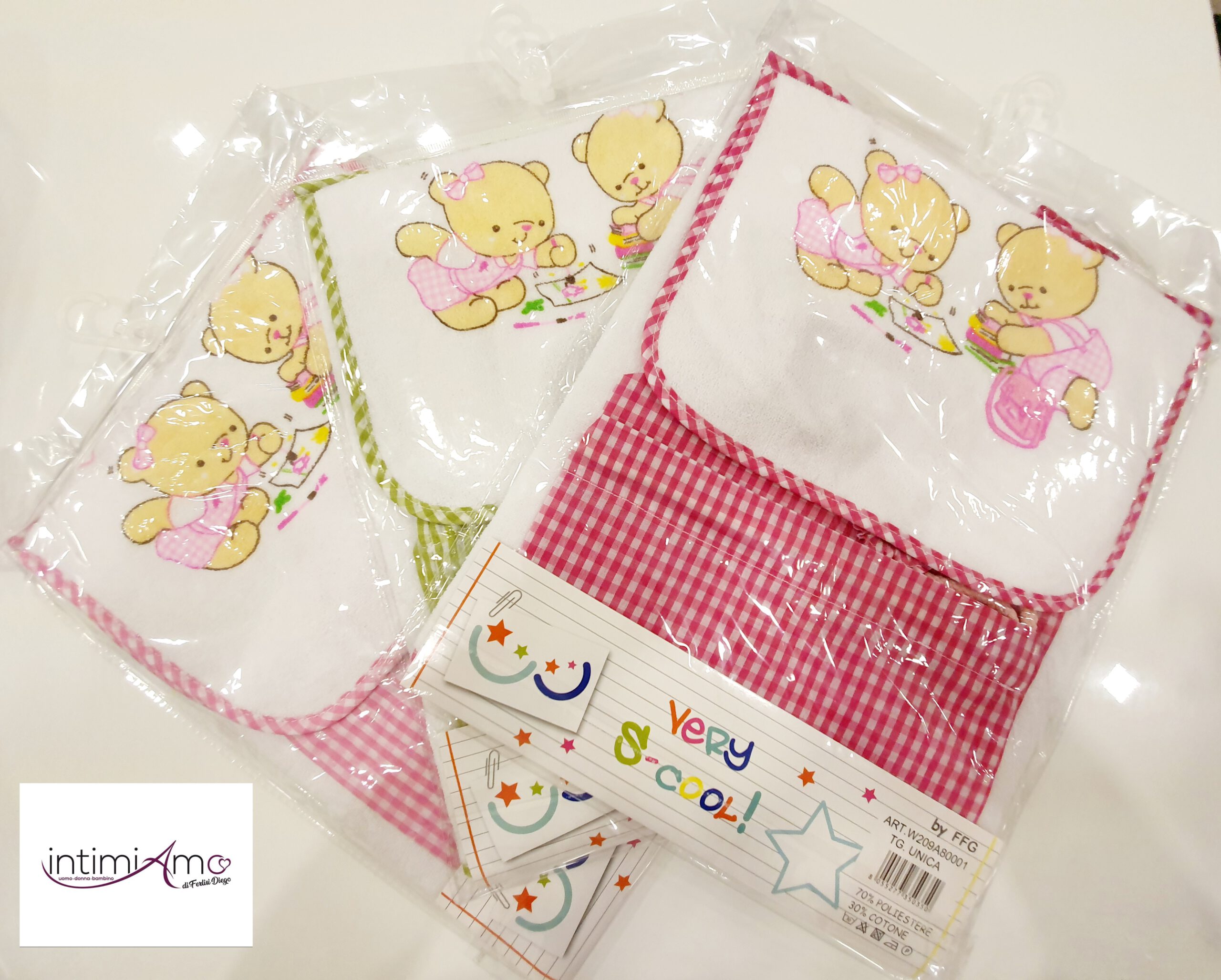 Tris scuola bimbi, all'interno si trova una tovaglietta, un bavaglino e un sacchetto tutti rifiniti con lo stesso colore, ordine , igiene e pulizia in questo tris molto dinamico adatto per i più piccoli