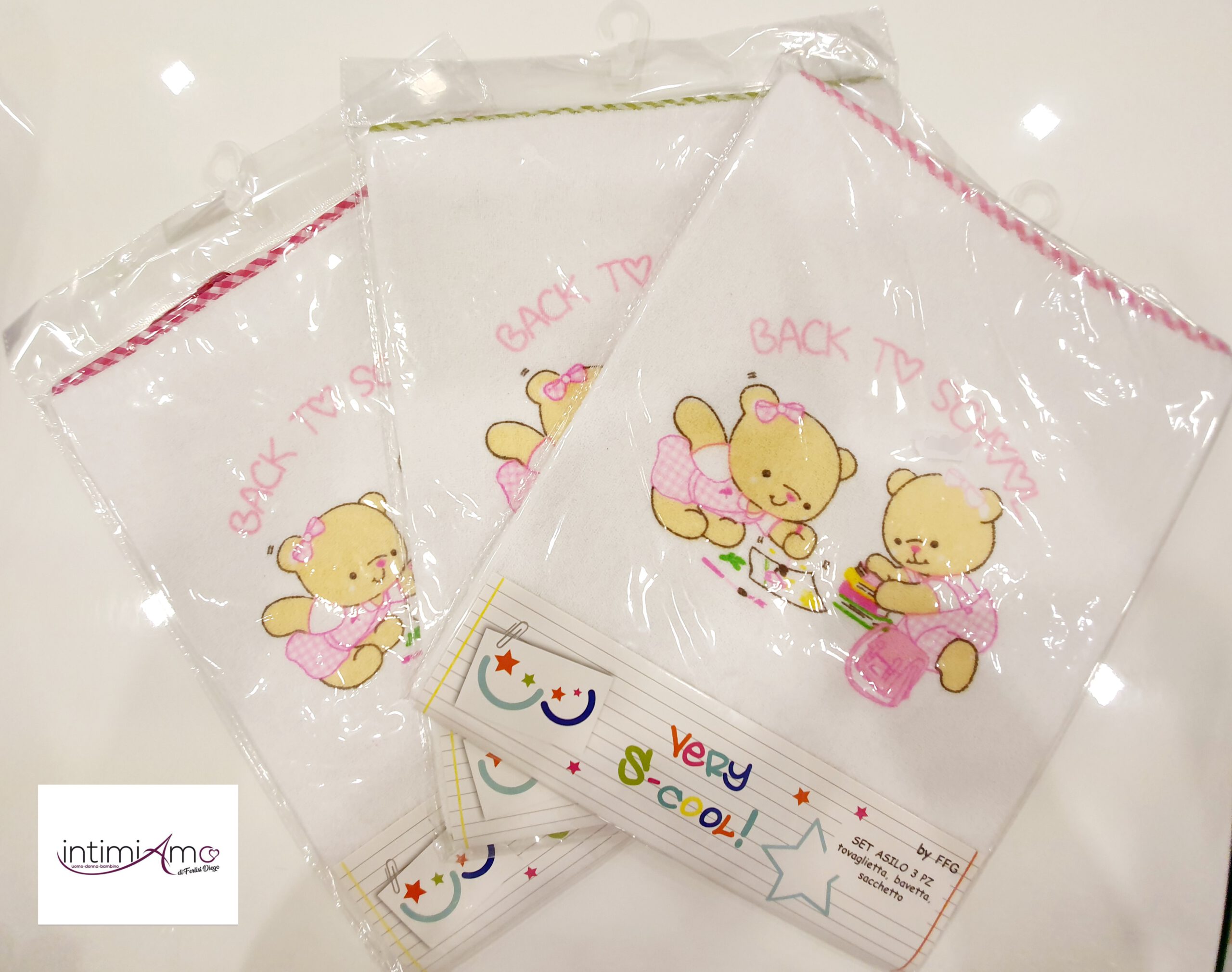 Tris scuola bimbi, all'interno si trova una tovaglietta, un bavaglino e un sacchetto tutti rifiniti con lo stesso colore, ordine , igiene e pulizia in questo tris molto dinamico adatto per i più piccoli