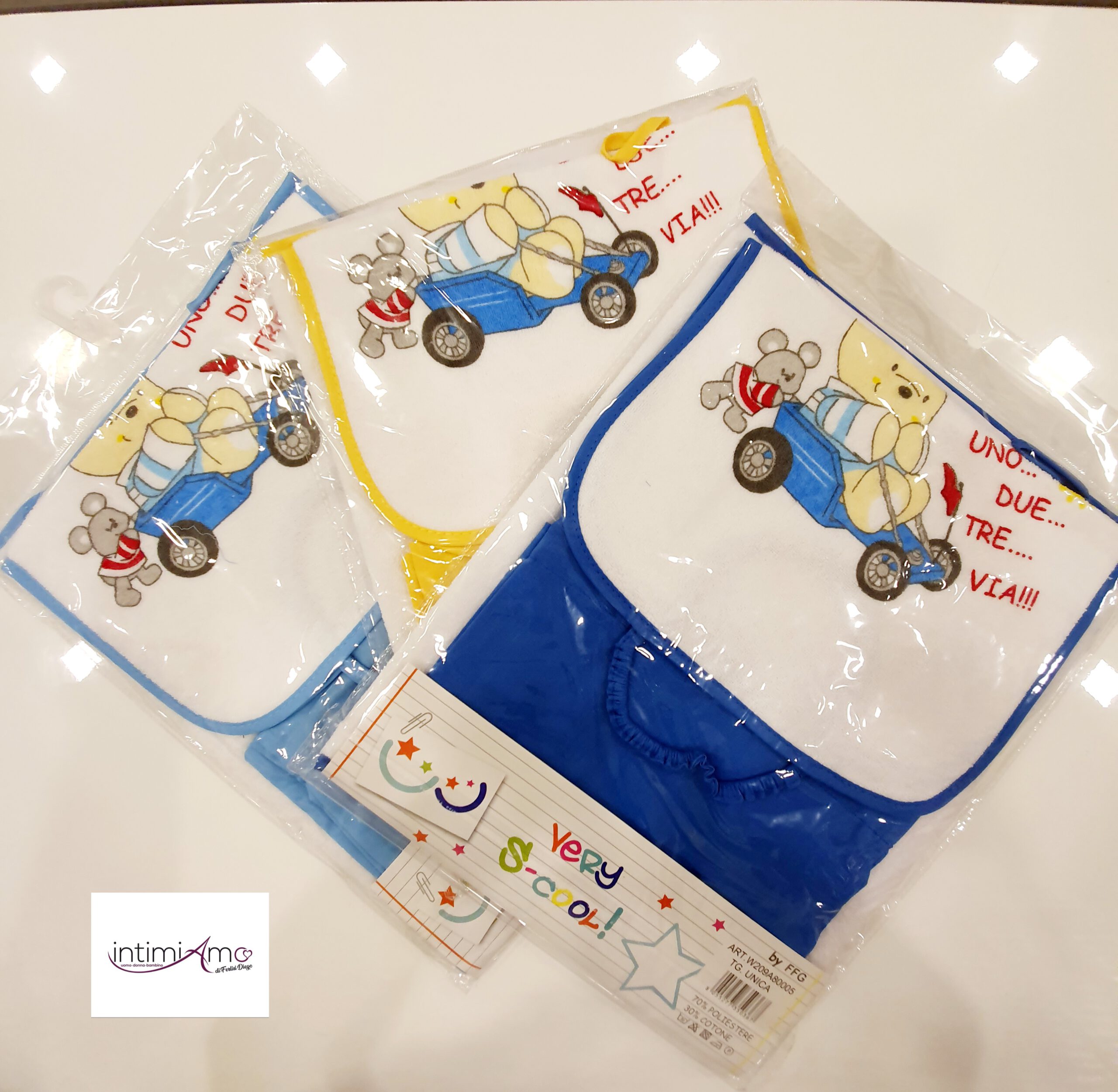 Tris scuola bimbi, all'interno si trova una tovaglietta, un bavaglino e un sacchetto tutti rifiniti con lo stesso colore, ordine , igiene e pulizia in questo tris molto dinamico adatto per i più piccoli