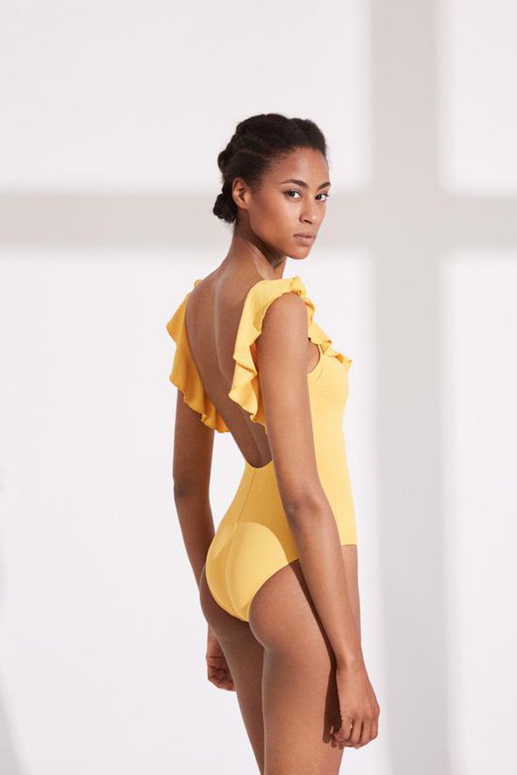 Costume intero mono spalla YSABEL MORA, in coppa B prodotto di altissima qualità, un capo realizzato con cura e dedizione in ogni singolo dettaglio, trendy e confortevole