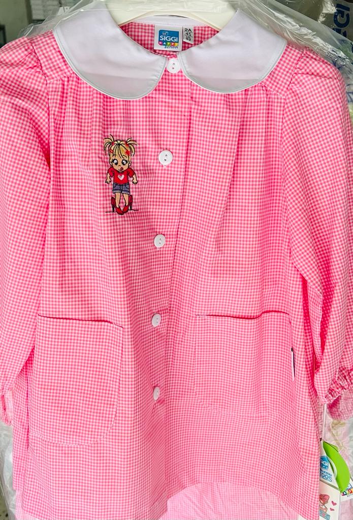 Grembiule asilo SIGGI, prodotto eccellente per i più piccoli che affrontano la scuola con un capo morbido, comodo e anallergico grazie ai suoi tessuti naturali, ottimo in qualità e vestibilità