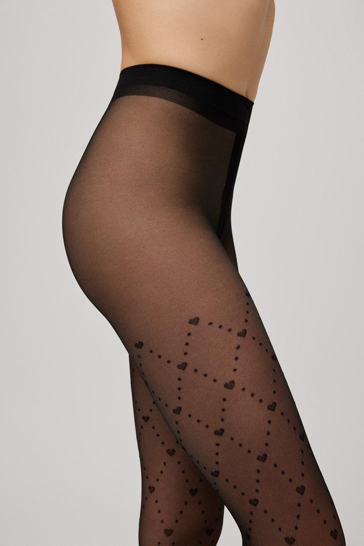 Collant 20 Den 16604 di tendenza. Tessuto microforato con talpe e cuori che formano rombi. prodotto di tendenza con un massimo confort