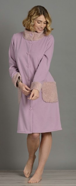 Vestaglia donna MANUELA in pile, tessuti caldissimi ed invernali un marchio che produce in primis qualità, grazie alla sua continua innovazione, prodotto 100% made in italy e composto da fibre naturali, capo consigliato per chi vuole il meglio, disponibile colore Mosto fantastico riporto su collo maniche e tasche
