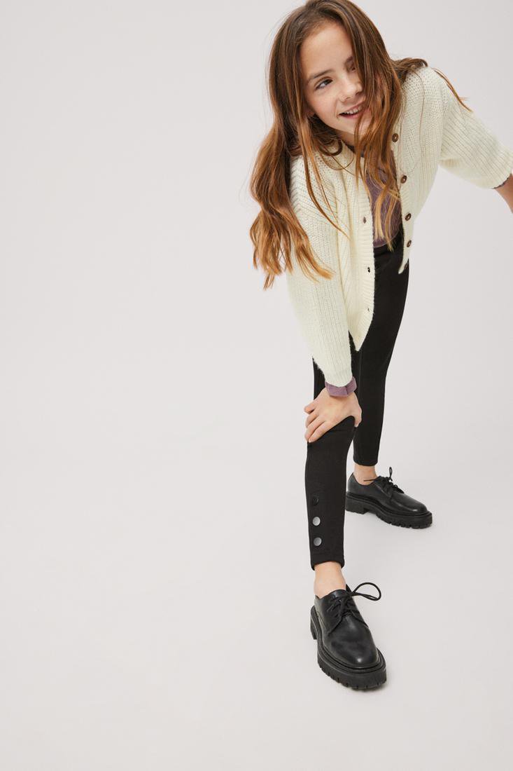 Leggings basic Ysabel Mora modello 33215 disponibile in nero. Pantaloni elastici con perfetta e comoda regolazione . Sulla caviglia include particolari bottoni finti dando un tocco sofisticato e casual allo stesso tempo. 65% Viscosa, 30% Poliammide, 5% Elastan