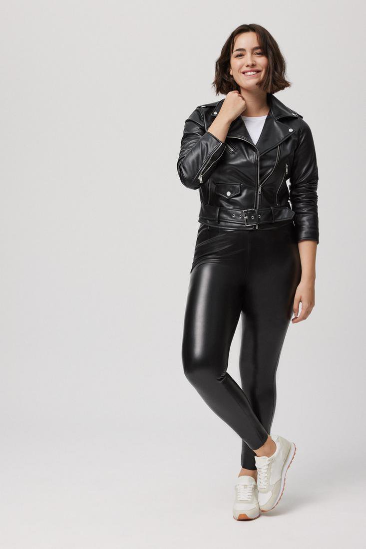 Leggings di tendenza Ysabel Mora modello 70164 effetto pelle in tessuto termico. Pantaloni internamente felpati, con pieghe nella parte anteriore e posteriore per sagomare la silhouette. Con caviglia a taglio vivo. Disponibile in nero e beige. 92% Poliestere, 8% Elastan
