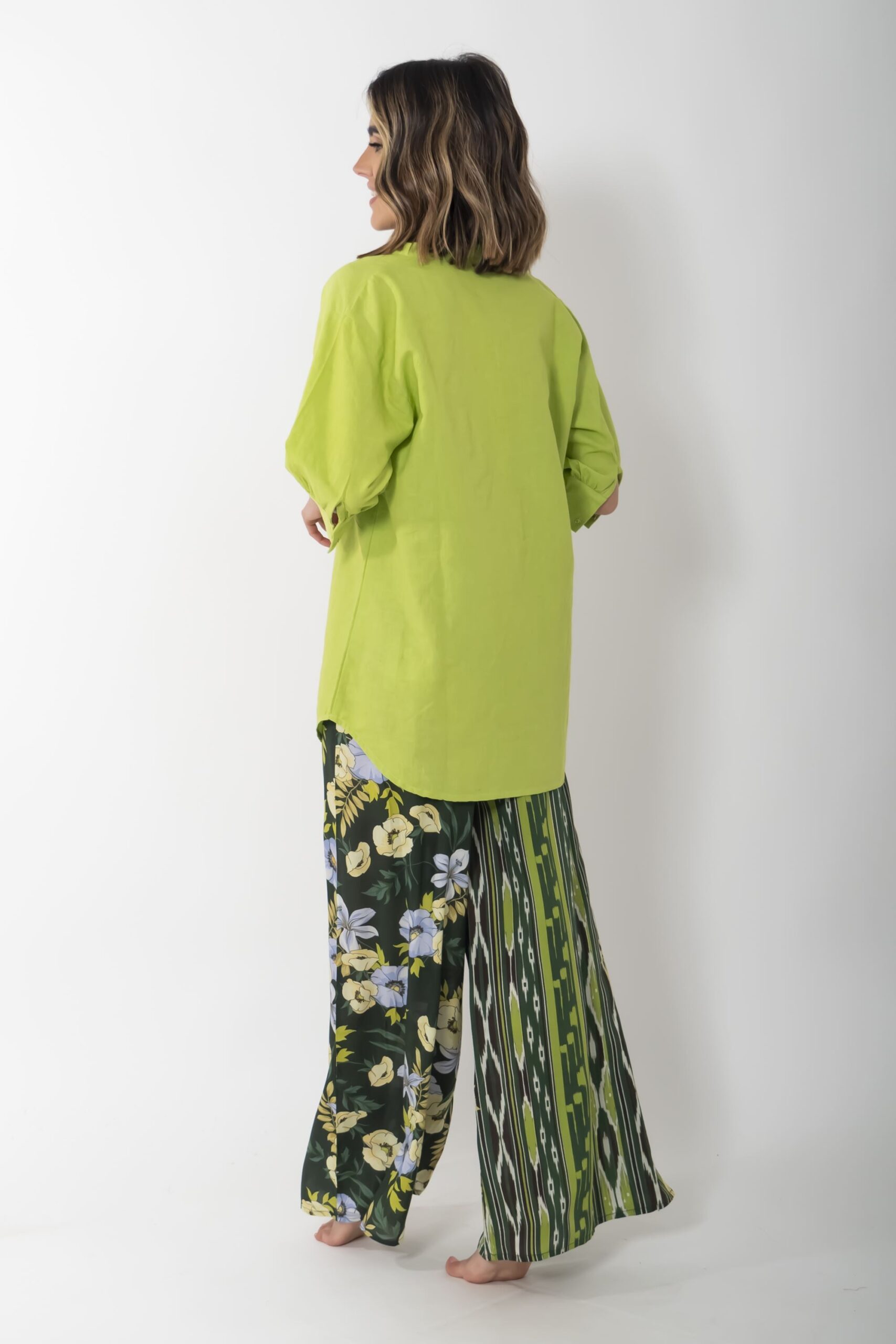 Pantaloni a palazzo in cotone David uno dei prodotti più pregiati nel nostro store, grazie alle continue ricerche questo capo oltre ad essere di alta qualità ha una vestibilità eccellente, Il prezzo si riferisce al solo pantalone.