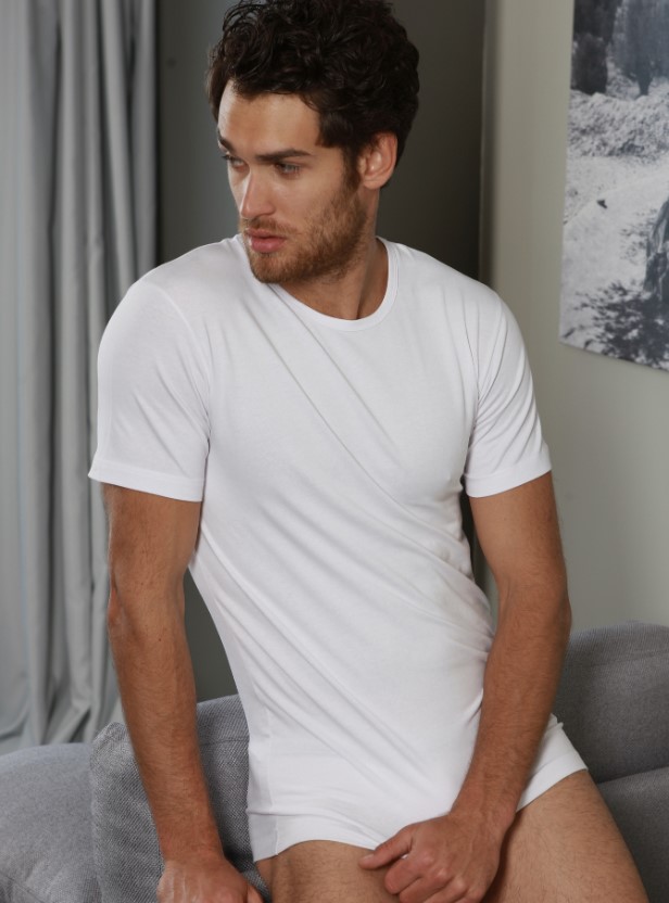 Maglia girocollo uomo NOTTINGHAM, il prodotto migliore che offriamo, in jersey di purissimo cotone, prodotto raffinato, fresco e comodo, altissima sensibilità sulla pelle, capo adatto per chi vuole il meglio.