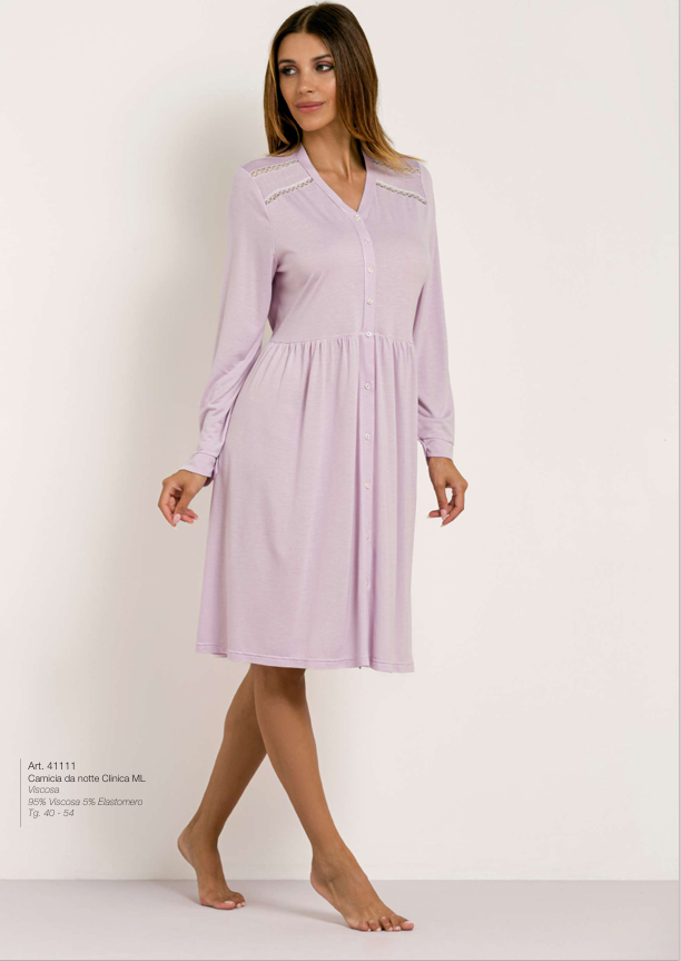 Camicia da notte donna AMALUNA tutta aperta nel davanti, un prodotto di altissima qualità con uno stile unico ed inconfondibile, solo per chi vuole il meglio su tessuti, forme e vestibilità, tessuto in cotone ultra soft e leggerissima disponibile solo colore glicine