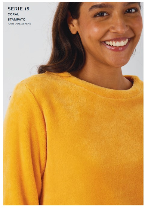 Pigiama donna BRILLIAMO, con maglia girocollo e polsi. Ottimo prodotto, tessuto coral stampato, capo morbido, caldo e speciale anche nelle forme e nei tagli costruiti alla perfezione, capo per chi vuole il massimo su tessuti e vestibilità.