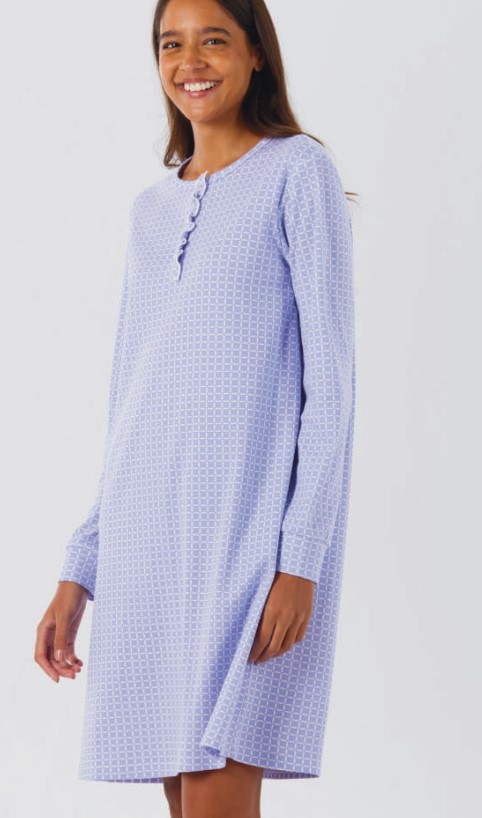 Camicia da notte serafino BRILLIAMO, un prodotto di alta qualità, tessuto cotone caldo naturale molto pregiato e morbido, capo meraviglioso in tessuto ma anche sulla vestibilità che si adatta perfettamente al corpo, capo giovanile modello vestito casa.
