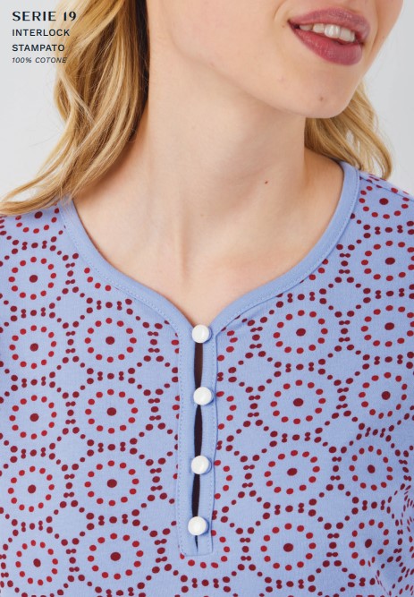 Camicia da notte serafino BRILLIAMO, un prodotto di alta qualità, tessuto cotone caldo naturale molto pregiato e morbido, capo meraviglioso in tessuto ma anche sulla vestibilità che si adatta perfettamente al corpo, capo giovanile modello vestito casa.