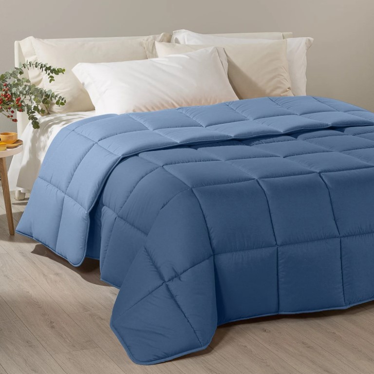 Piumone Modern CALETTI è realizzato con il più pregiato tessuto di Microfibra, morbidissimo e resistente ai lavaggi. I Coloranti utilizzati sono ecologici, certificati e privi di sostanze nocive per la tua salute e quella dei tuoi figli. La Trapunta Modern Invernale in Microfibra è realizzata con imbottitura SOFY in fibra di poliestere anallergica di 300 gr/mq ed è particolarmente indicata per essere utilizzata durante le serate invernali. Grazie all’imbottitura in fibra di poliestere anallergica di 300 gr/mq ti donerà il giusto calore nelle fredde sere invernali Matrimoniale: Una Trapunta misura 260X265 cm