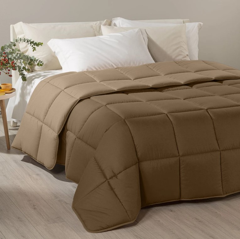 Piumone Modern CALETTI è realizzato con il più pregiato tessuto di Microfibra, morbidissimo e resistente ai lavaggi. I Coloranti utilizzati sono ecologici, certificati e privi di sostanze nocive per la tua salute e quella dei tuoi figli. La Trapunta Modern Invernale in Microfibra è realizzata con imbottitura SOFY in fibra di poliestere anallergica di 300 gr/mq ed è particolarmente indicata per essere utilizzata durante le serate invernali. Grazie all’imbottitura in fibra di poliestere anallergica di 300 gr/mq ti donerà il giusto calore nelle fredde sere invernali Matrimoniale: Una Trapunta misura 260X265 cm