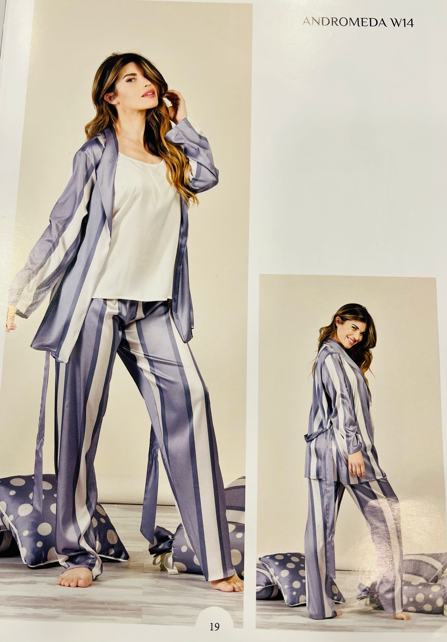 Composè donna LA NUIT EST BELLE, formato da uno stupendo pigiama 2 pezzi top e pantalone e completato da un kimono fuori dal normale con un fantastico disegno che si coordina perfettamente, capo di estrema qualità dato dal suo tessuto in poli seta, prodotto per chi vede al di là del solito pigiama da casa.