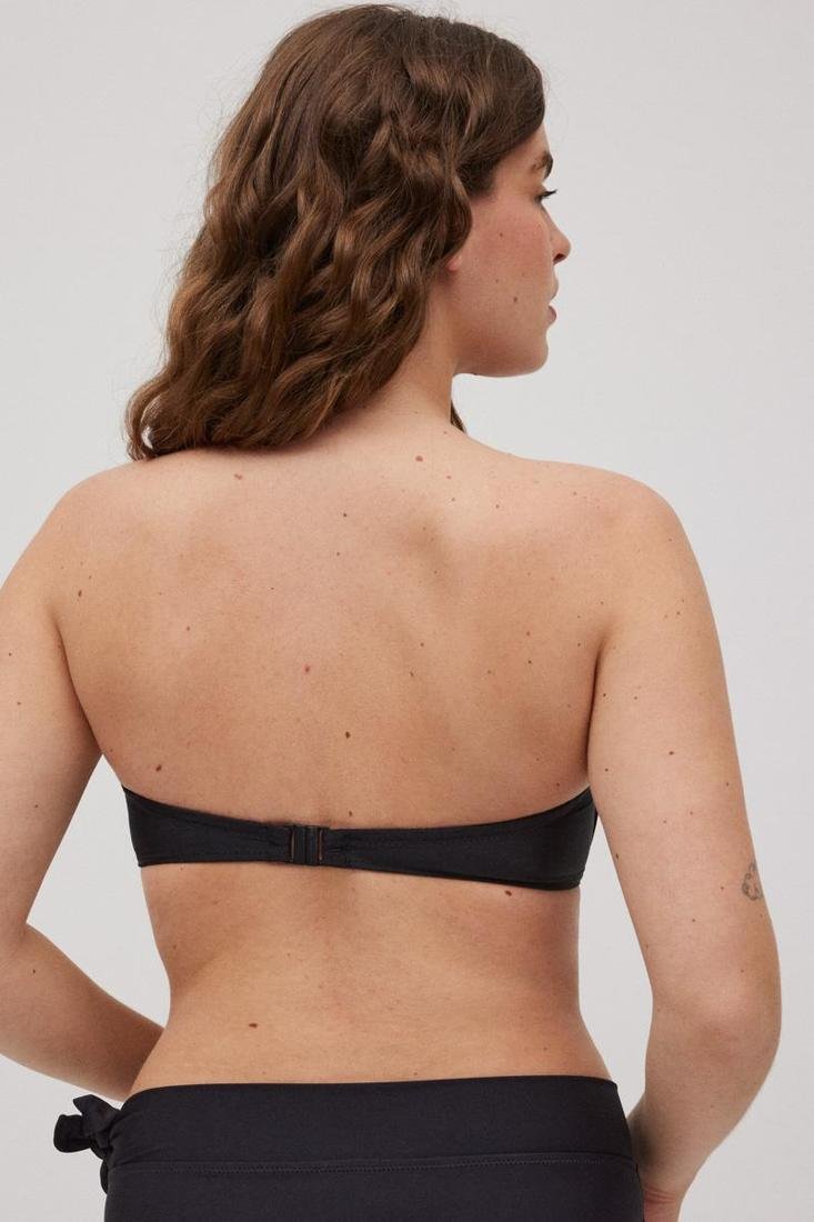 Reggiseno YSABEL MORA con ferretto e imbottitura con colore nero. Annodato al collo per una migliore vestibilità e con spalline staccabili per poterlo indossare come preferite. Indossatelo in spiaggia o in piscina con uno dei nostri slip! Potete anche abbinarlo agli altri pezzi della collezione.