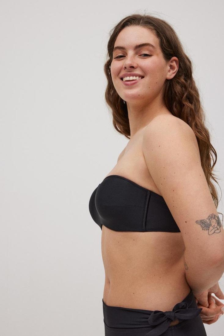 Reggiseno YSABEL MORA con ferretto e imbottitura con colore nero. Annodato al collo per una migliore vestibilità e con spalline staccabili per poterlo indossare come preferite. Indossatelo in spiaggia o in piscina con uno dei nostri slip! Potete anche abbinarlo agli altri pezzi della collezione.