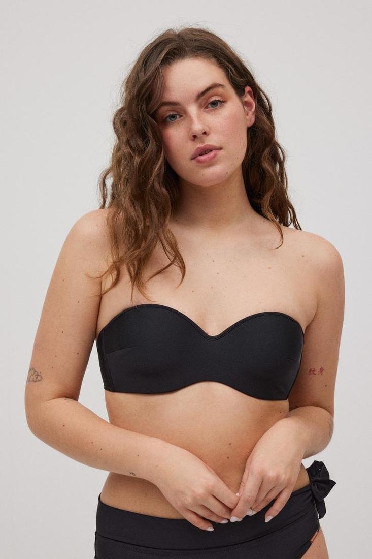 Reggiseno YSABEL MORA con ferretto e imbottitura con colore nero. Annodato al collo per una migliore vestibilità e con spalline staccabili per poterlo indossare come preferite. Indossatelo in spiaggia o in piscina con uno dei nostri slip! Potete anche abbinarlo agli altri pezzi della collezione.
