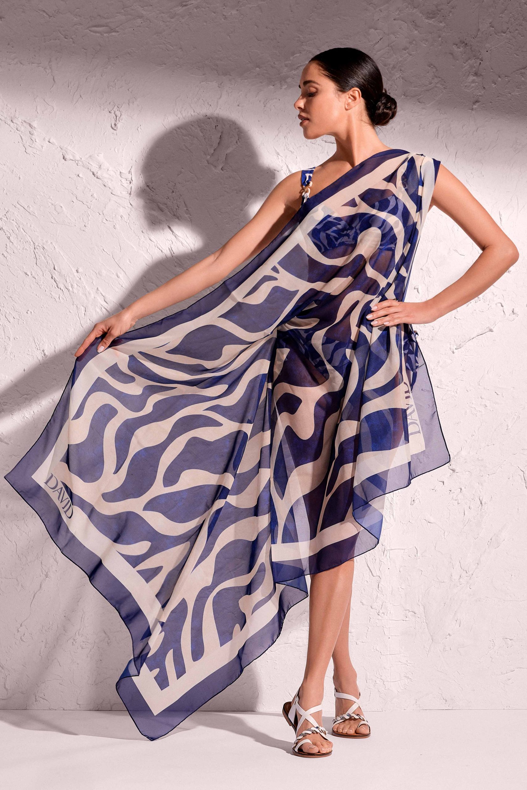Pareo in georgette in microstampa multicolore. Dimensioni standard.