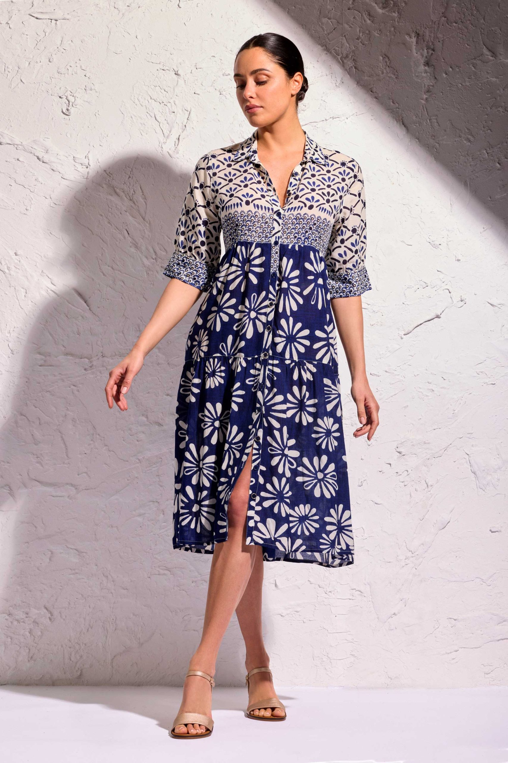 Camicione DAVID tessuto leggero e traspirante garantisce comfort e stile, mentre il colletto e i bottoni davanti aggiungono un tocco di eleganza. Le maniche a 3/4 lo rendono adatto a qualsiasi occasione, design moderno e confortevole per tutte le donne, perfetto per eventi casual o serate di relax. Composizione 1oo% modal.