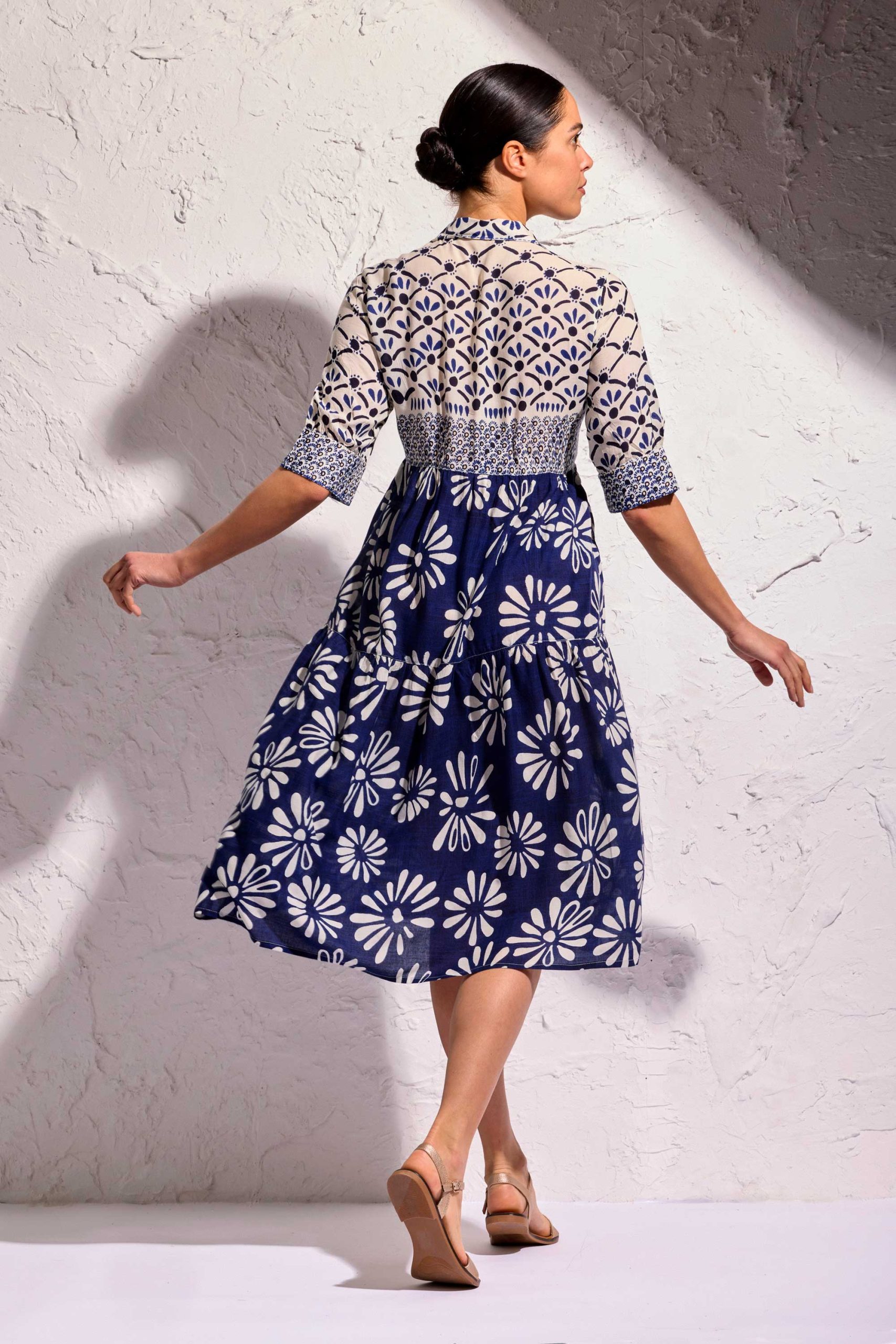 Camicione DAVID tessuto leggero e traspirante garantisce comfort e stile, mentre il colletto e i bottoni davanti aggiungono un tocco di eleganza. Le maniche a 3/4 lo rendono adatto a qualsiasi occasione, design moderno e confortevole per tutte le donne, perfetto per eventi casual o serate di relax. Composizione 1oo% modal.