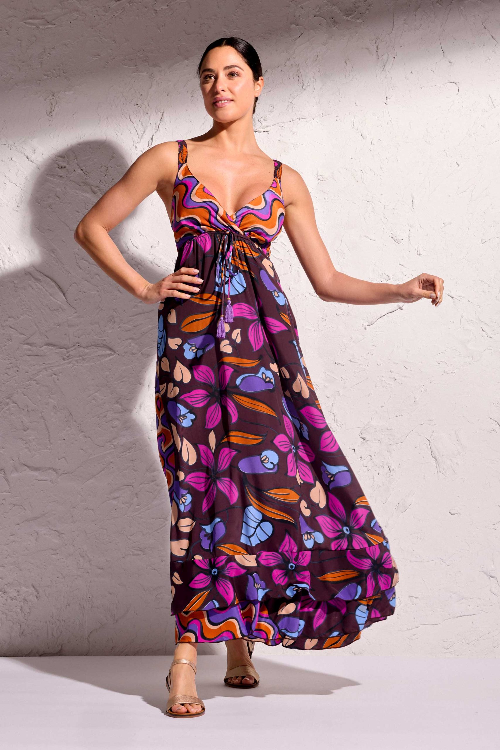 Abito elodie di DAVID, un’opera d’arte in polysilk che incarna l’eleganza senza tempo. Le spalline sottili conferiscono un tocco delicato, mentre lo scollo a V con coulisse aggiunge un elemento di raffinatezza. La gonna ampia e comoda ti offre libertà di movimento, creando un mix perfetto di stile e comfort. – Spalline sottili – Scollo a V con coulisse – Gonna ampia e comoda