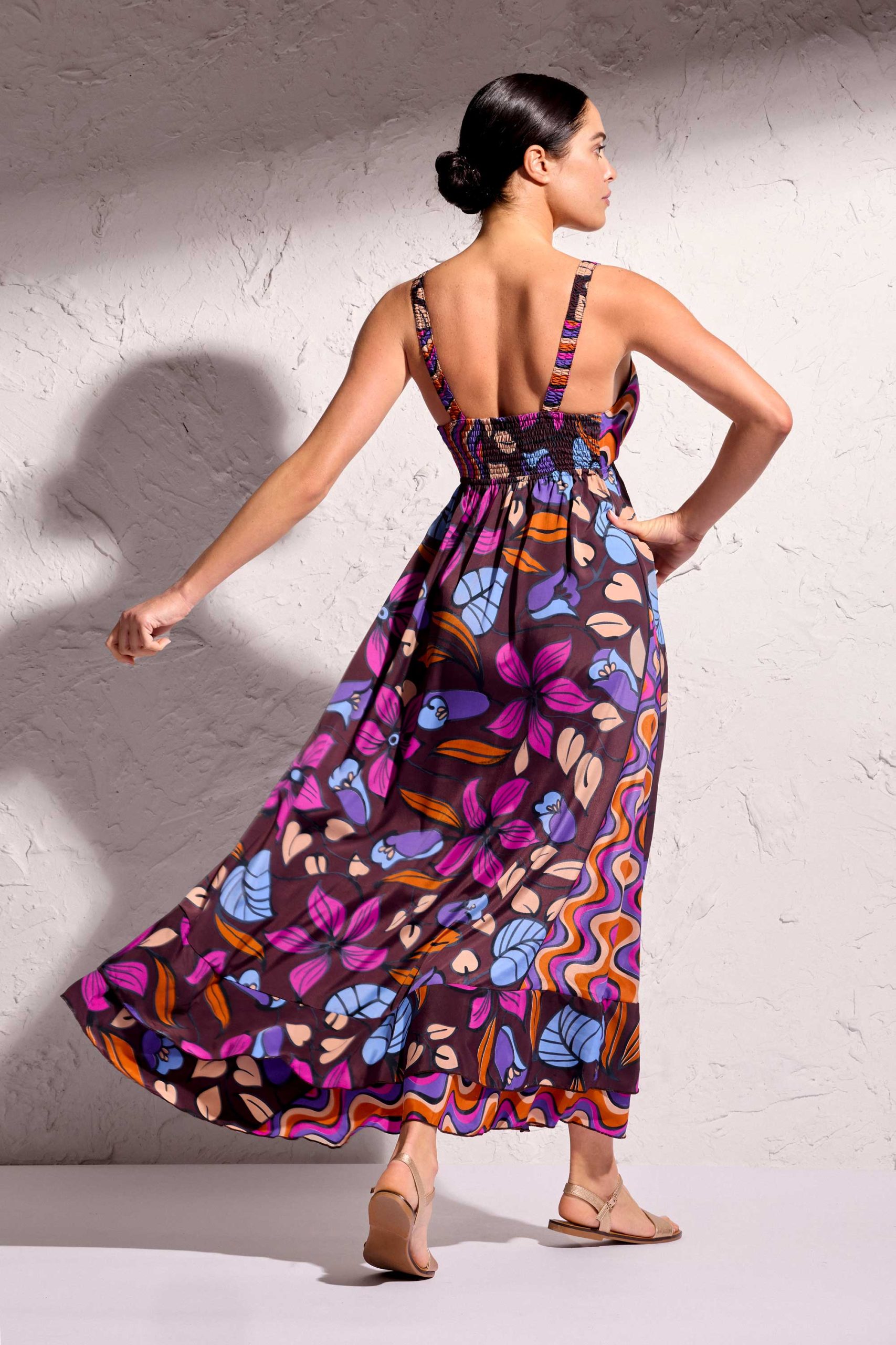 Abito elodie di DAVID, un’opera d’arte in polysilk che incarna l’eleganza senza tempo. Le spalline sottili conferiscono un tocco delicato, mentre lo scollo a V con coulisse aggiunge un elemento di raffinatezza. La gonna ampia e comoda ti offre libertà di movimento, creando un mix perfetto di stile e comfort. – Spalline sottili – Scollo a V con coulisse – Gonna ampia e comoda