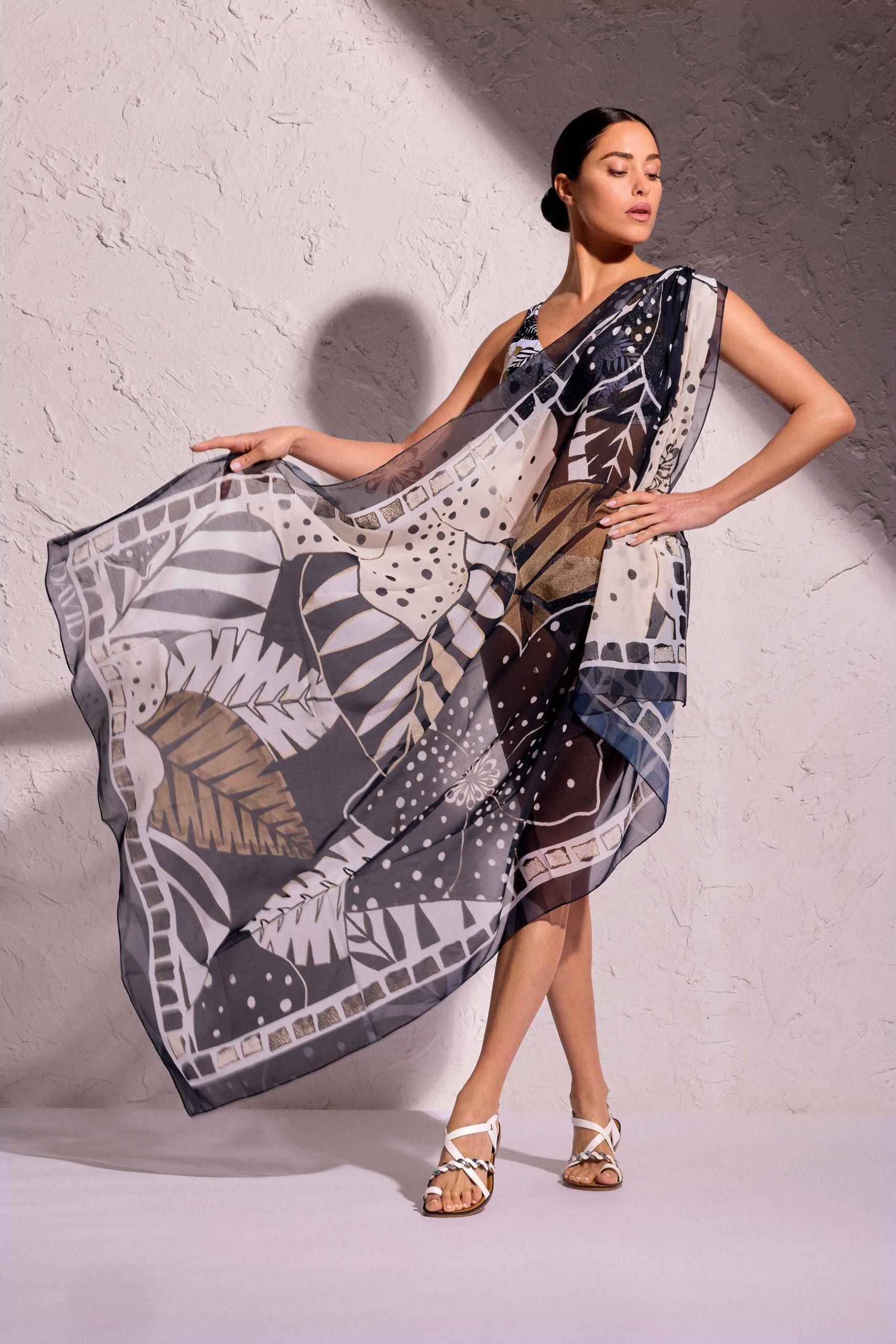 Pareo DAVID in voile, leggerissimo tessuto chiffon, microstampa multicolore. Dimensioni standard. 100% Poliestere