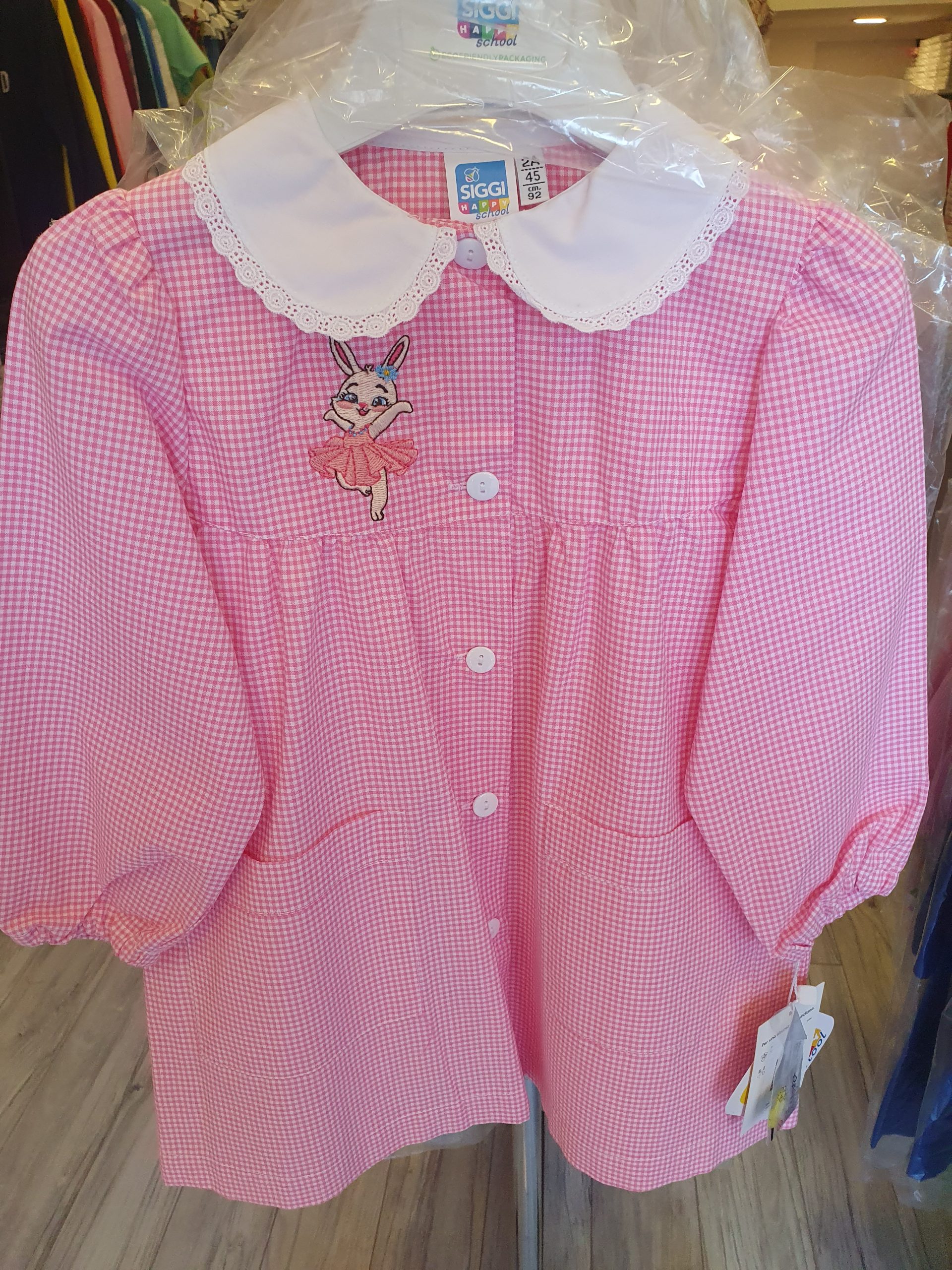Grembiule asilo SIGGI, prodotto eccellente per i più piccoli che affrontano la scuola con un capo morbido, comodo e anallergico grazie ai suoi tessuti naturali, ottimo in qualità e vestibilità