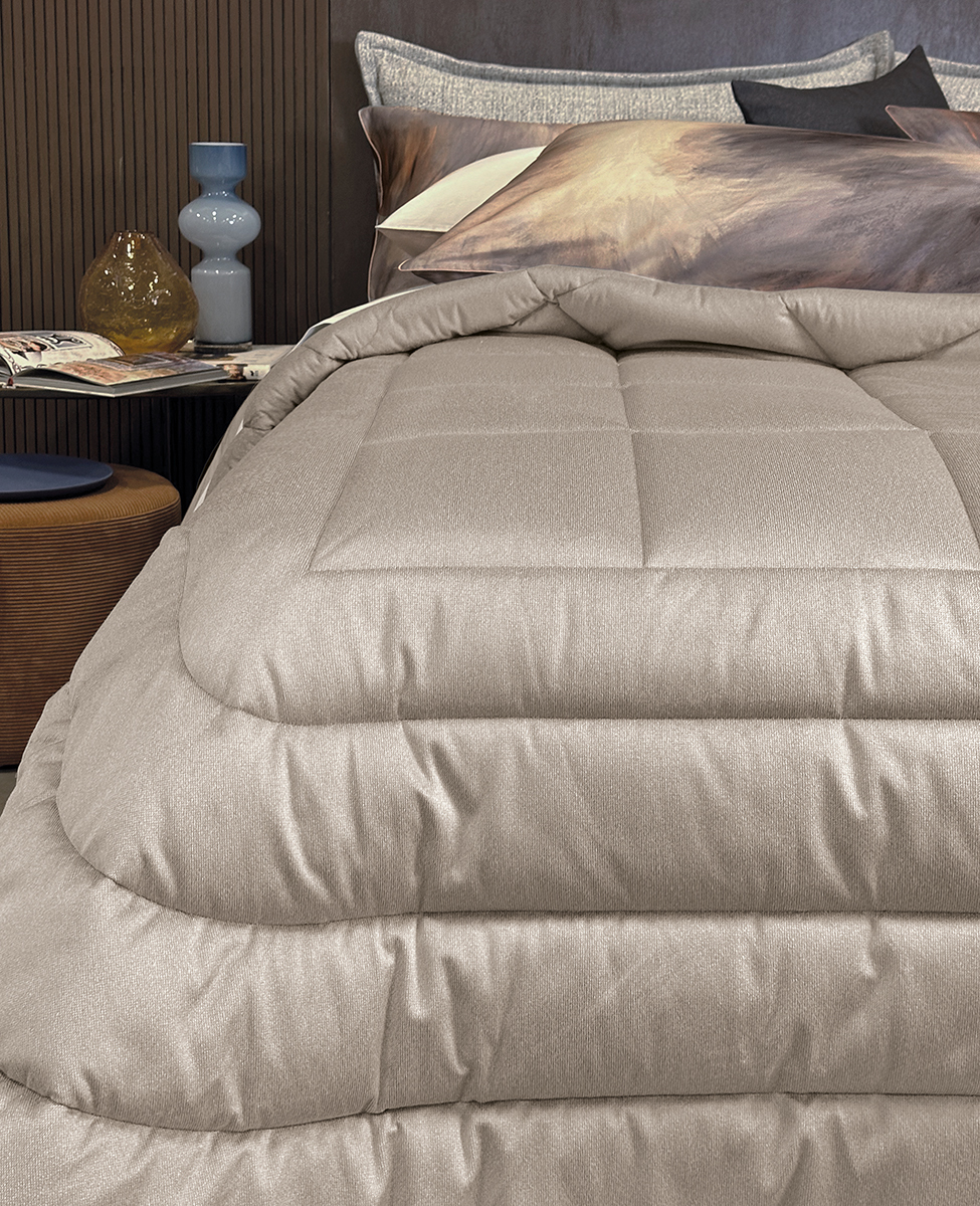 Calda e avvolgente trapunta matrimoniale con disegno jacquard in tinta unita. Misure: 270x265 cm Tessuto sopra: 100% poliestere Tessuto sotto: 100% cotone tinta unita Imbottitura: 100% fibra di poliestere 270 g/mq Made in Italy