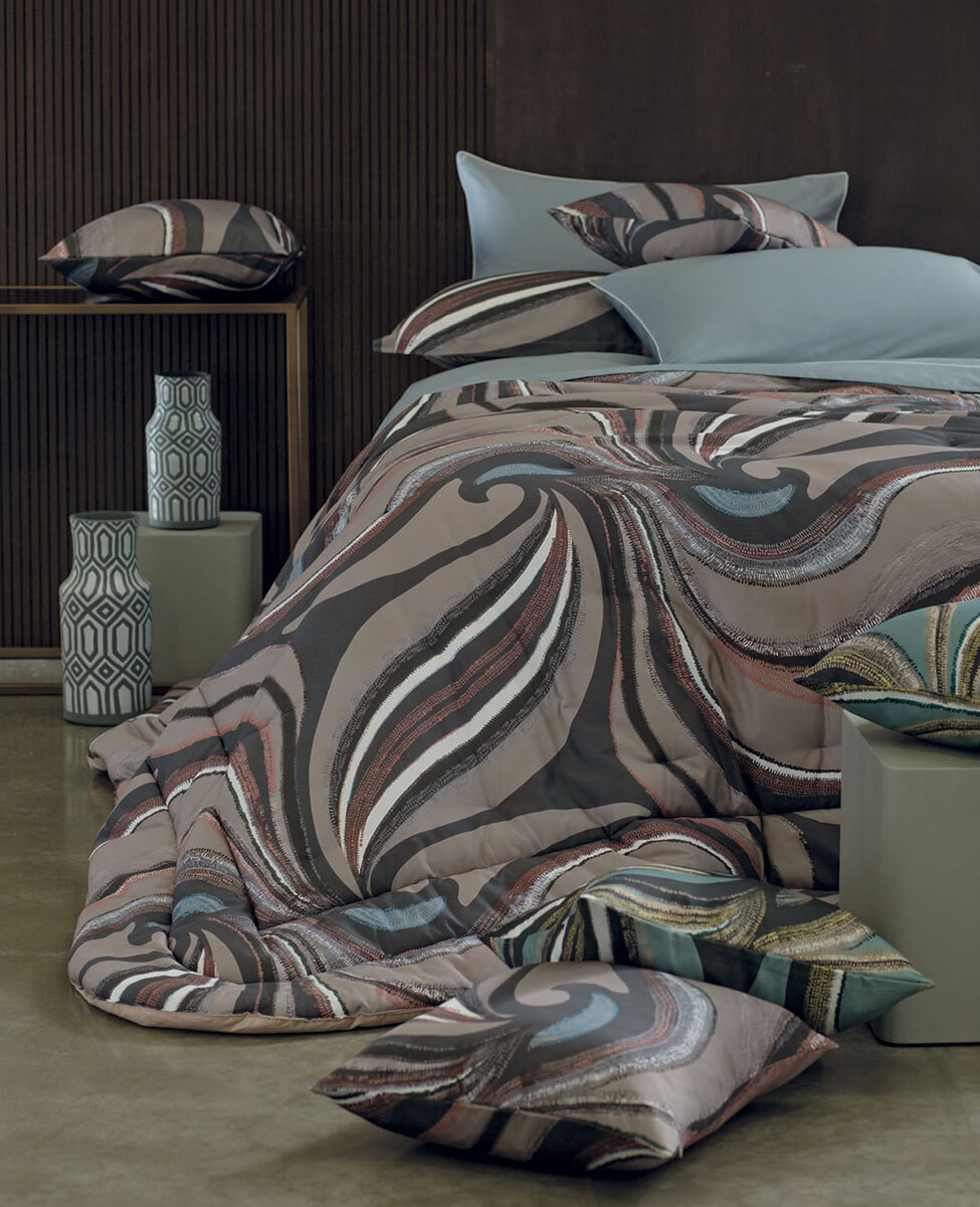 Calda trapunta matrimoniale linea DONDI in raso di cotone con disegno stampato all-over. Per il colore vedi la foto 2 Misure: 270x265 cm Tessuto sopra: 100% raso di cotone 300 TC Tessuto sotto: 100% cotone Imbottitura: 100% fibra di poliestere 340 g/mq Made in Italy