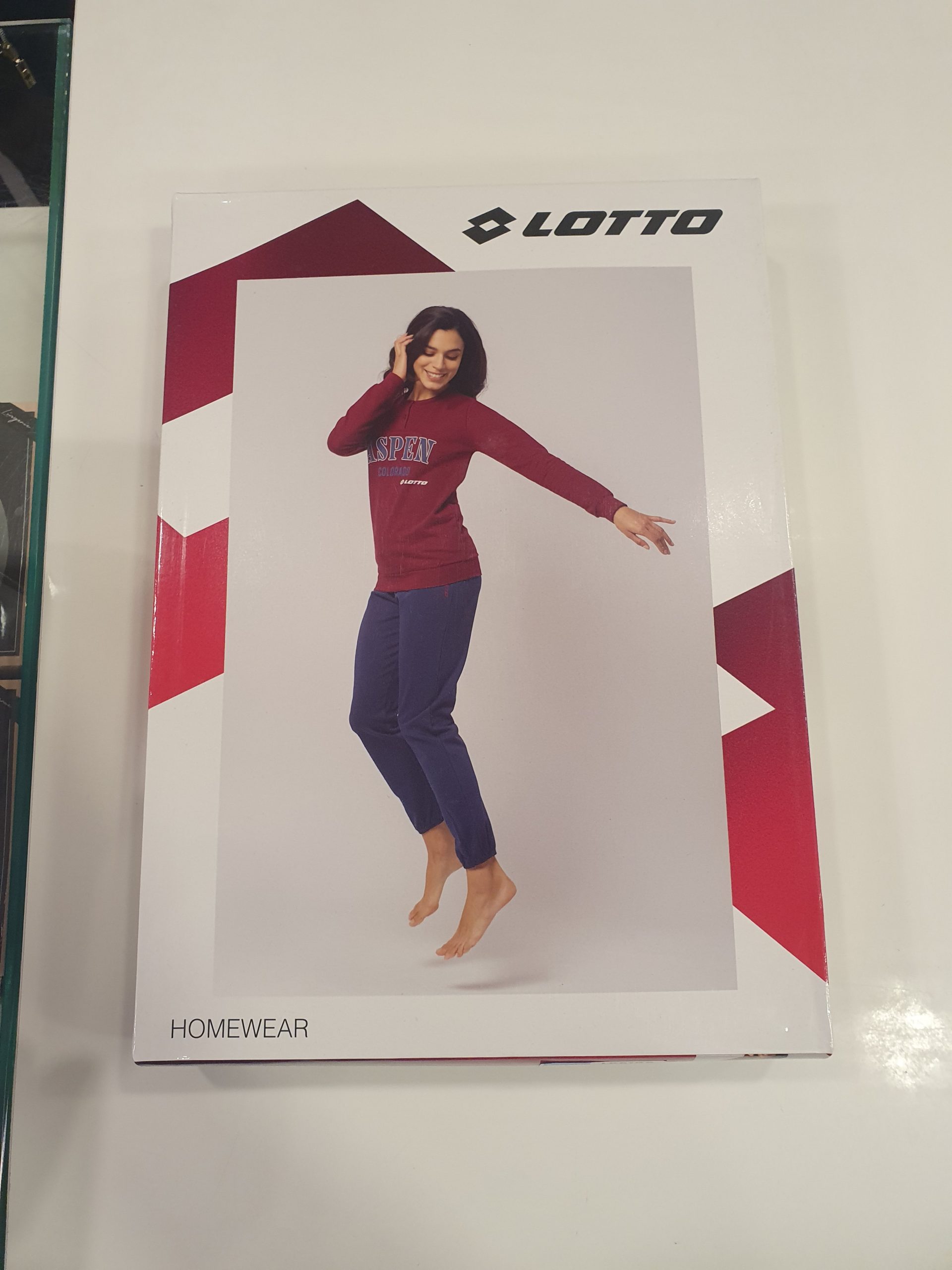 Pigiama donna LOTTO modello tuta da casa in tessuto felpa, capo di estrema qualità grazie alla continua cura , ricerca ed innovazione.
