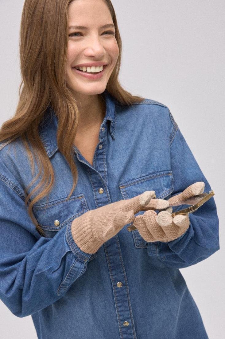 Guanti touch screen Ysabel Mora, utilizzare lo smartphone nelle fredde giornate invernali non sarà più un problema. 50% Viscosa, 28% Poliestere, 22% Poliammide