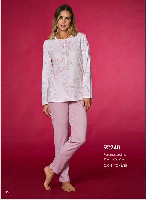 Pigiama donna LINCLALOR con maglia serafino, un prodotto di altissima qualità con uno stile unico ed inconfondibile, solo per chi vuole il meglio su tessuti, forme e vestibilità, capo in caldo cotone con manica lunga e pantalone lungo.