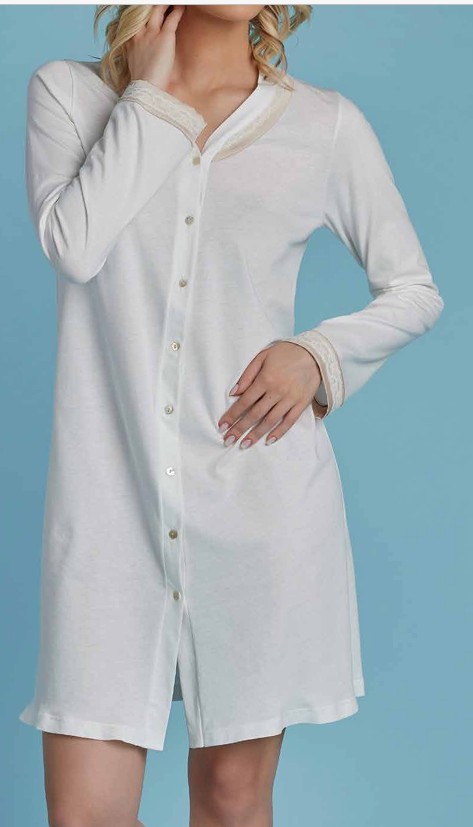 Camicia da notte clinica tutta abbottonata sul davanti LUNATICA, prodotto migliore del nostro store, tessuto 100% cotone jersey naturale, morbido ma soprattutto fresco, un capo speciale anche nelle forme e nei tagli costruiti alla perfezione, capo per chi vuole il massimo su tessuti e vestibilità.