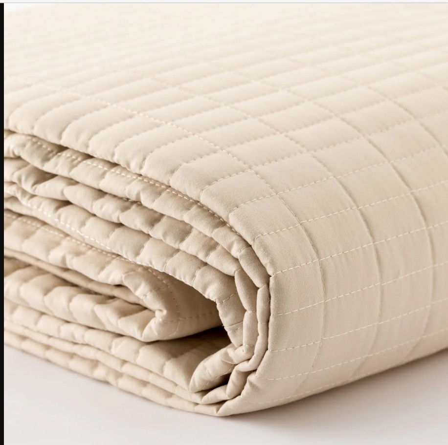 Trapuntino LINEA ORO Matrimoniale modello basic, Microfibra unica tinta misura 260×260 cm Il Trapuntino Matrimoniale basic Linea Oro è la scelta perfetta per vestire il letto nelle mezze stagioni con colorazioni meravigliose, pastello ed estive