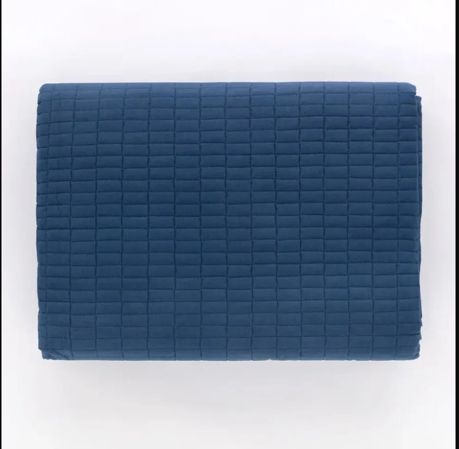 Trapuntino LINEA ORO Matrimoniale modello basic, Microfibra unica tinta misura 260×260 cm Il Trapuntino Matrimoniale basic Linea Oro è la scelta perfetta per vestire il letto nelle mezze stagioni con colorazioni meravigliose, pastello ed estive