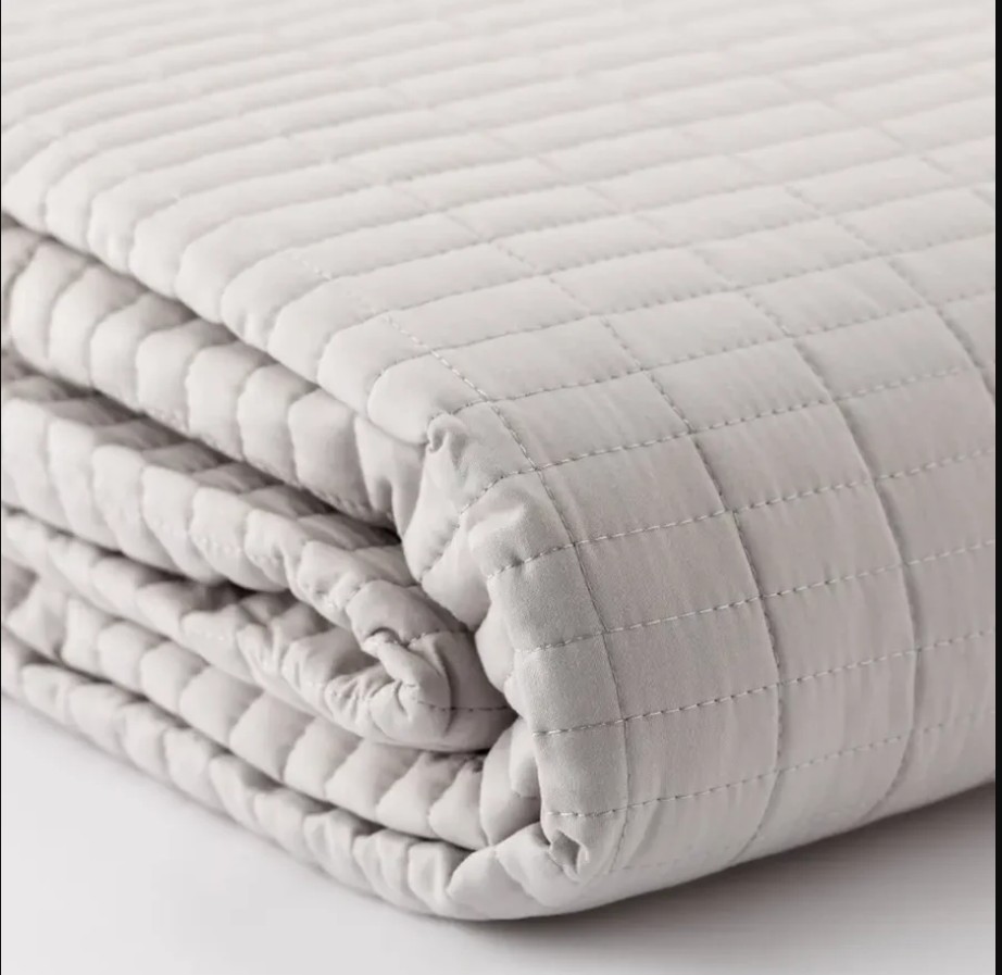 Trapuntino LINEA ORO Matrimoniale modello basic, Microfibra unica tinta misura 260×260 cm Il Trapuntino Matrimoniale basic Linea Oro è la scelta perfetta per vestire il letto nelle mezze stagioni con colorazioni meravigliose, pastello ed estive