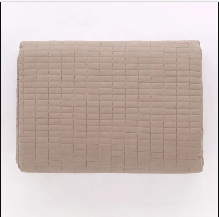 Trapuntino LINEA ORO Matrimoniale modello basic, Microfibra unica tinta misura 260×260 cm Il Trapuntino Matrimoniale basic Linea Oro è la scelta perfetta per vestire il letto nelle mezze stagioni con colorazioni meravigliose, pastello ed estive