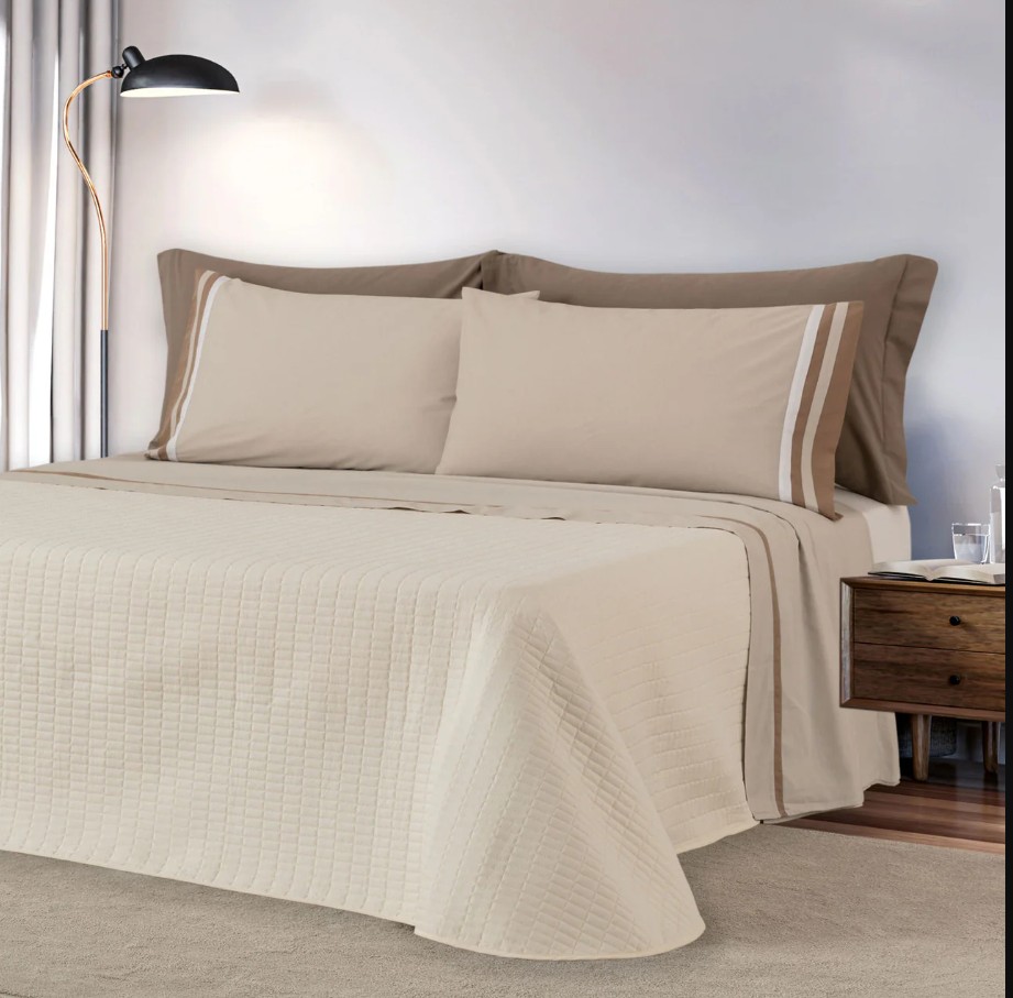 Trapuntino LINEA ORO Matrimoniale modello basic, Microfibra unica tinta misura 260×260 cm Il Trapuntino Matrimoniale basic Linea Oro è la scelta perfetta per vestire il letto nelle mezze stagioni con colorazioni meravigliose, pastello ed estive