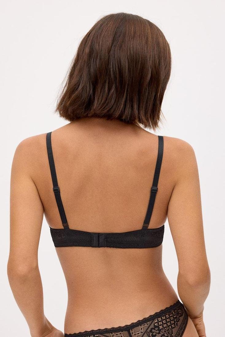 Reggiseno YSABEL MORA classico con ferretto e imbottitura della collezione Special You. Presenta un design sofisticato impreziosito da dettagli in pizzo. Puoi abbinarlo al suo slip per aver un coordinato perfetto