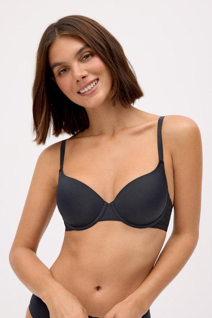 Reggiseno YSABEL MORA classico con ferretto e imbottitura della collezione Special You. Presenta un design sofisticato impreziosito da dettagli in pizzo. Puoi abbinarlo al suo slip per aver un coordinato perfetto