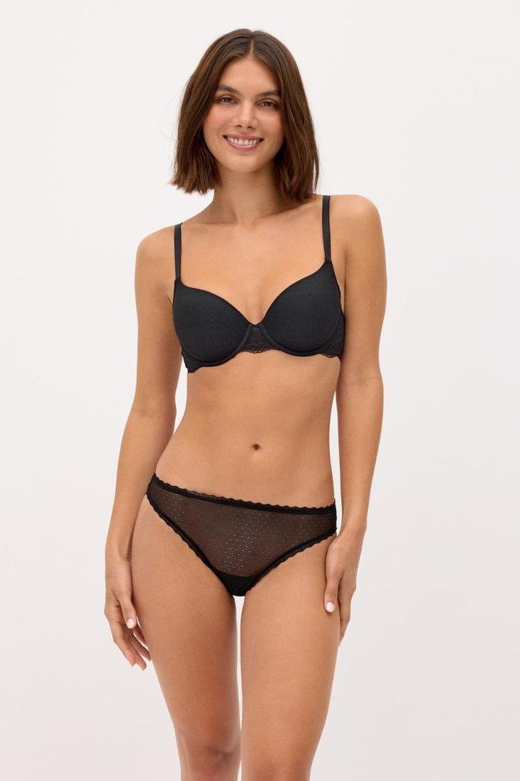 Completo donna YSABEL MORA intimocomprendente un reggiseno push-up con ferretto e un perizoma abbinato, entrambi con raffinati dettagli in pizzo. Presenta spalline multiposizione che possono essere indossate dritte o incrociate sul retro.