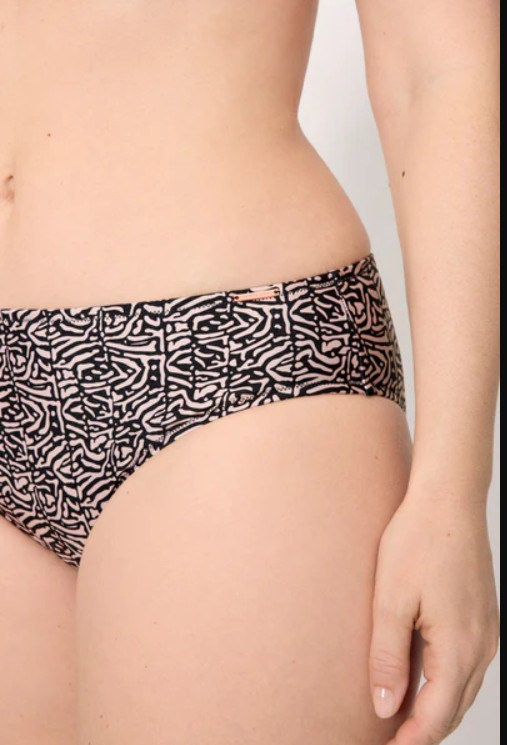 Slip donna YSABEL MORA midi snellente contenitivo. Finitura lucida. Abbinalo a un top bikini per un bikini perfetto.