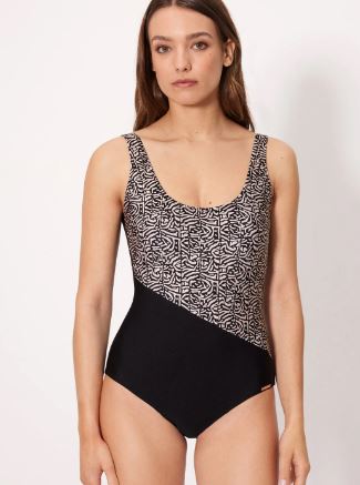Costume intero YSABEL MORA, modello riduttore in coppa B senza ferretto con imbottitura fissa. Include una compressione media sull'addome per modellare la silhouette.