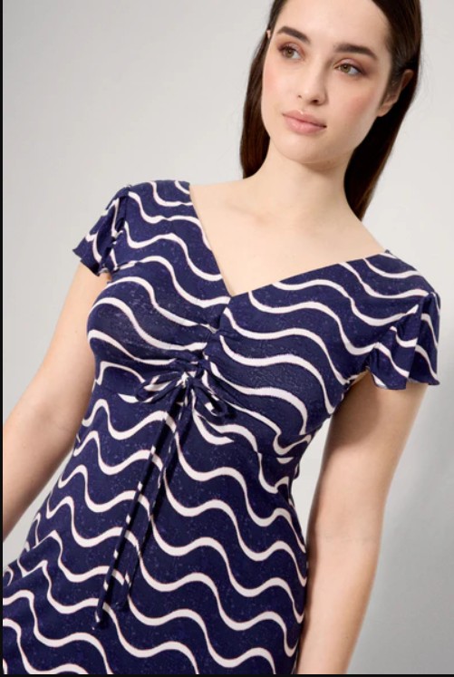 Abito YSABEL MORA a maniche corte, lungo fino al ginocchio. Design comodo ed elegante in tessuto di viscosa elasticizzata, un materiale morbido, fresco e leggero, ideale per l'estate.