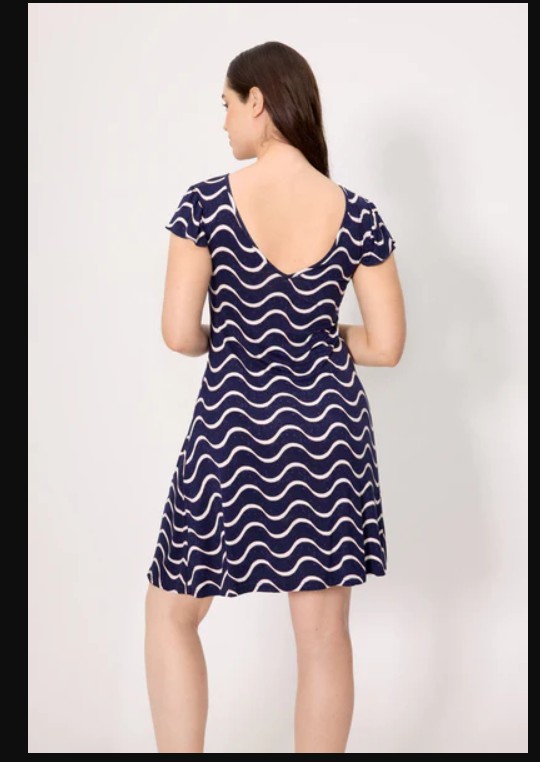 Abito YSABEL MORA a maniche corte, lungo fino al ginocchio. Design comodo ed elegante in tessuto di viscosa elasticizzata, un materiale morbido, fresco e leggero, ideale per l'estate.